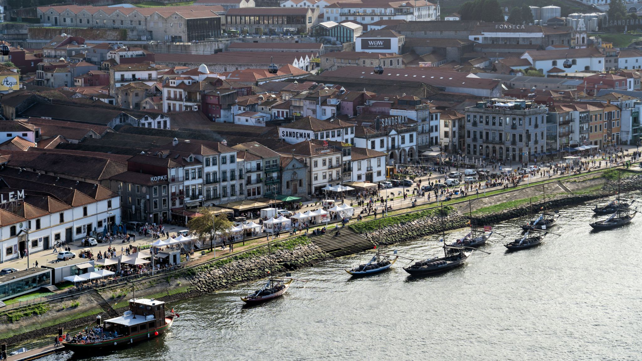 Blick von der Ponte Luiz I  auf die Uferpromenade von Vila Nova de Gaia
